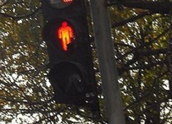 Normal_450px-kiev-verkeerslicht_rood_stoplicht_voetganger_met_een_beenwiki_-c_